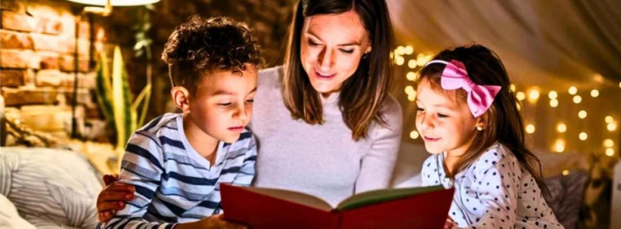 Mutter liest Söhnchen und Töchterchen Märchen vor